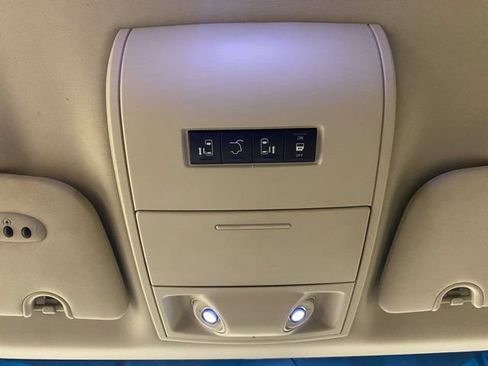 Used 2011 Chrysler Town & Country Touring w/ Entertainment Group #1 FWD image 3