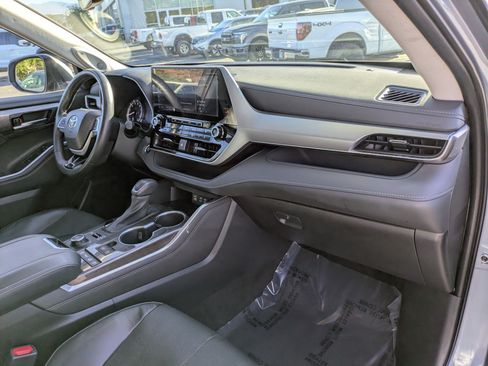 Used 2022 Toyota Highlander Platinum AWD/4WD image 32