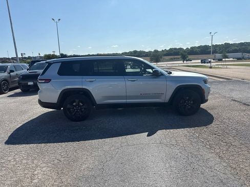 Used 2023 Jeep Grand Cherokee L Laredo AWD/4WD image 8