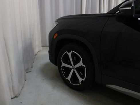 Used 2025 Volkswagen Tiguan SE FWD image 27