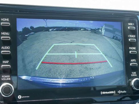 Used 2022 Toyota Highlander XLE FWD image 19