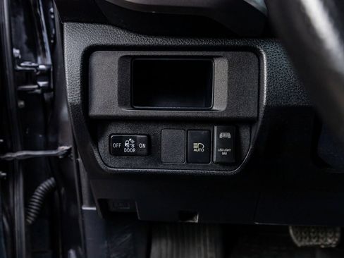 Used 2018 Toyota Tacoma SR5 AWD/4WD image 20