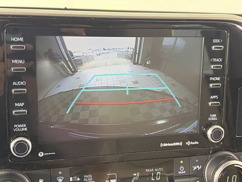 Used 2022 Toyota Highlander XLE AWD/4WD image 22