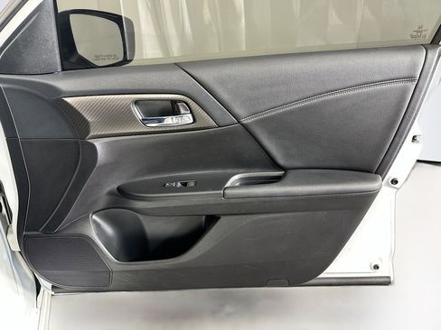 Used 2017 Honda Accord Sport image 29