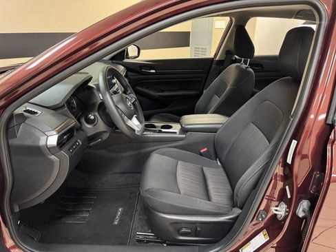 Used 2025 Nissan Altima 2.5 SV FWD image 8