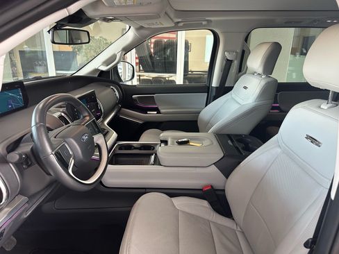 Used 2025 Ford Expedition Platinum w/ Driver's Package AWD/4WD image 18