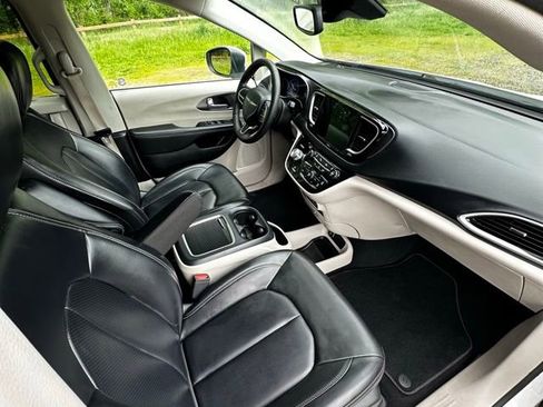 Used 2023 Chrysler Pacifica Touring-L FWD image 23