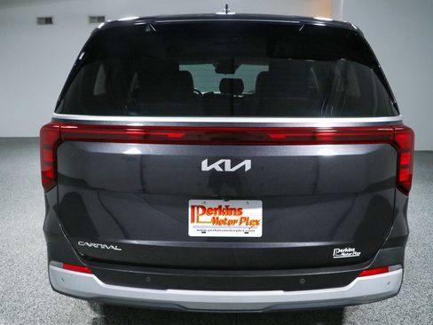 Used 2025 Kia Carnival FWD image 8