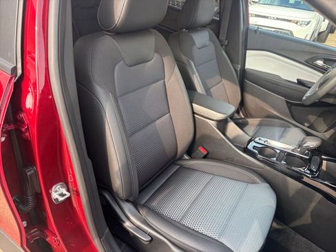 Used 2025 Chevrolet Trax LT FWD image 35