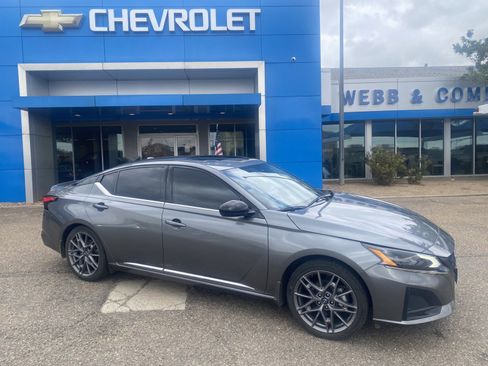 Used 2023 Nissan Altima 2.5 SR w/ SR Premium Package FWD image 1