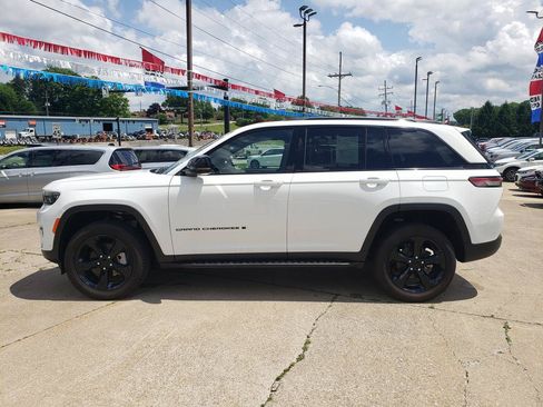 Used 2024 Jeep Grand Cherokee Limited w/ Luxury Tech Group II AWD/4WD image 7