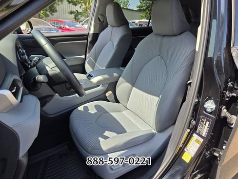 Used 2021 Toyota Highlander LE FWD image 9