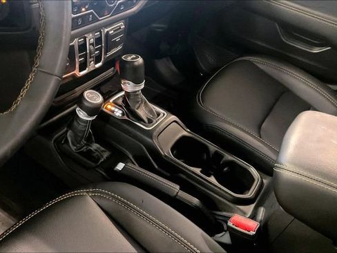 Used 2025 Jeep Wrangler Sahara image 17