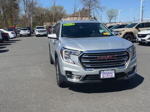 Certified 2022 GMC Terrain SLT image 3