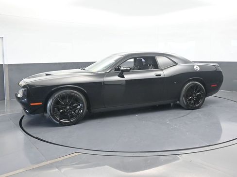 Used 2019 Dodge Challenger SXT image 2