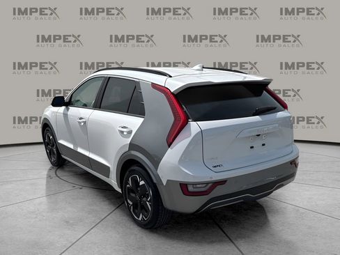Used 2024 Kia Niro Wave w/ Wave Preserve Package FWD image 3