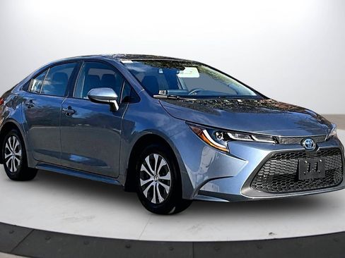 Used 2022 Toyota Corolla LE image 2