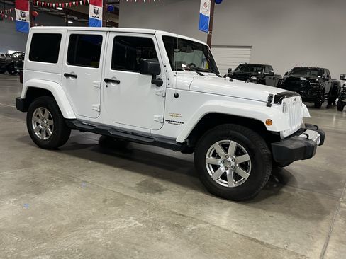 Used 2015 Jeep Wrangler Unlimited Sahara w/ Max Tow Package AWD/4WD image 8