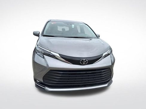 Used 2026 Toyota Sienna XLE FWD image 10