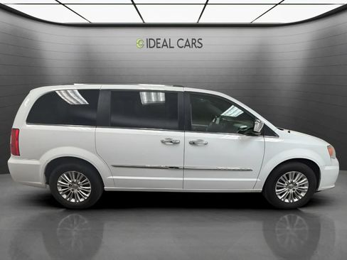 Used 2016 Chrysler Town & Country Limited FWD image 4