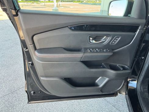 Used 2025 Honda Pilot TrailSport image 27