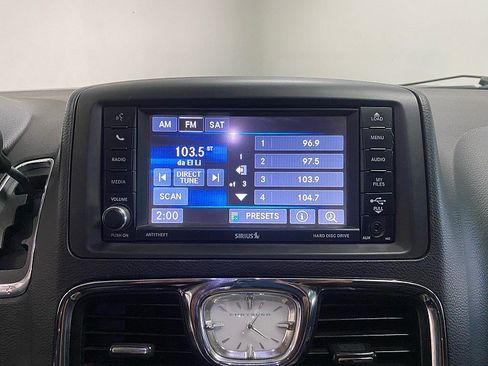 Used 2015 Chrysler Town & Country Touring-L image 19