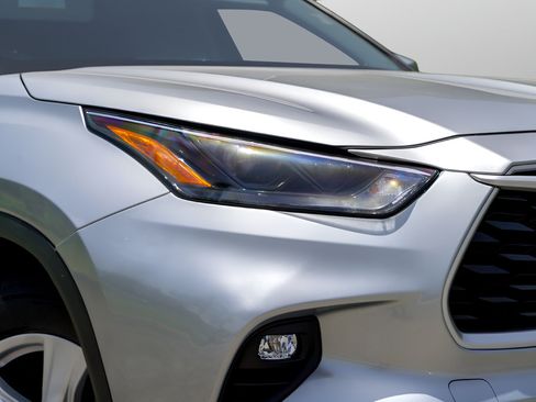 Used 2023 Toyota Highlander LE FWD image 4