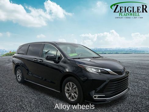 Used 2023 Toyota Sienna XLE image 12