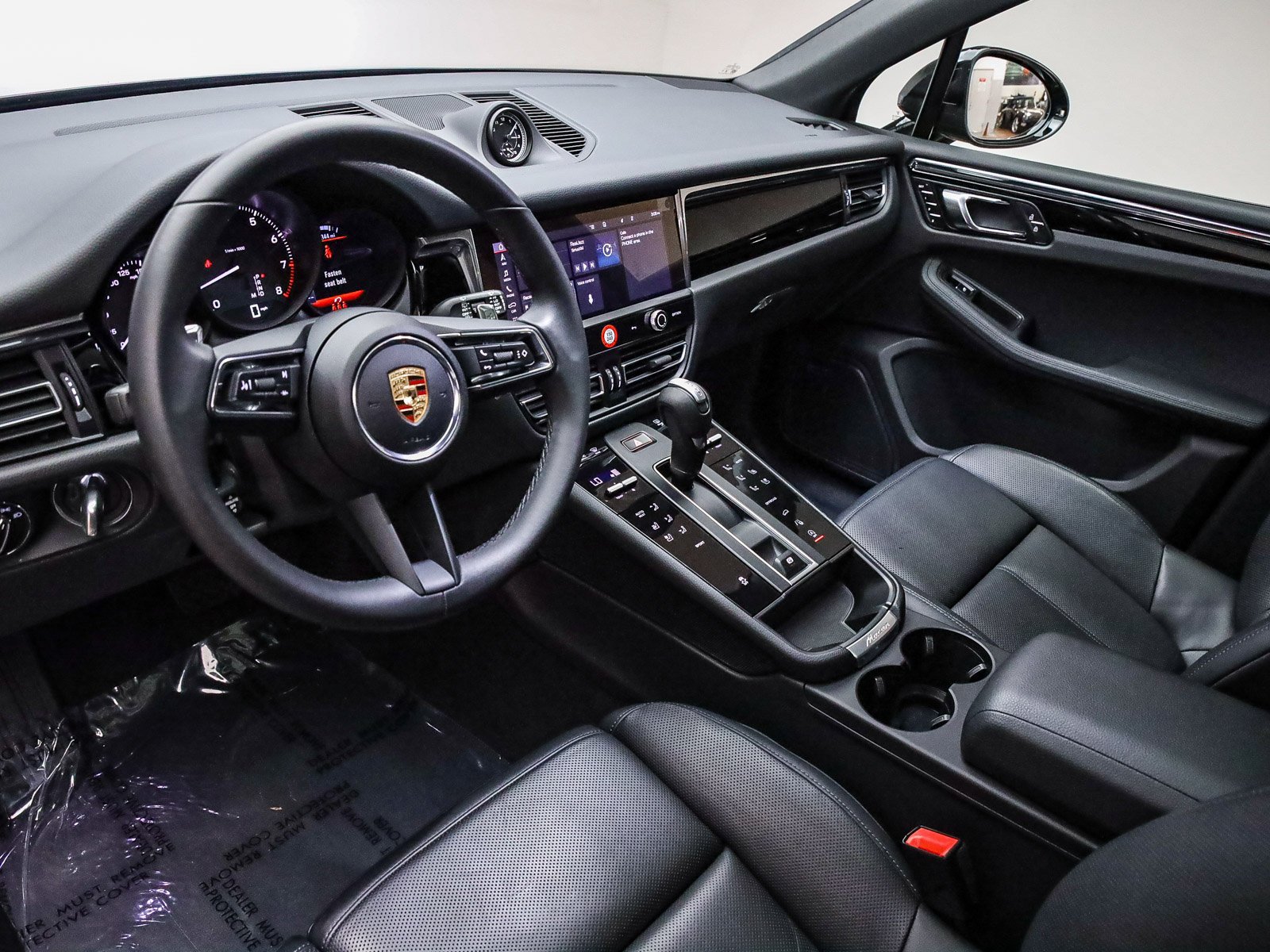 Certified 2025 Porsche Macan AWD/4WD image 4