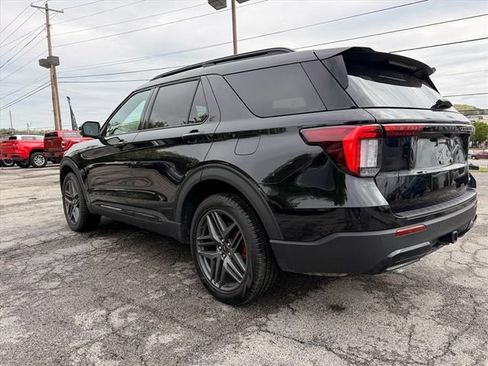 Used 2025 Ford Explorer ST-Line w/ ST-Line Street Pack AWD/4WD image 10