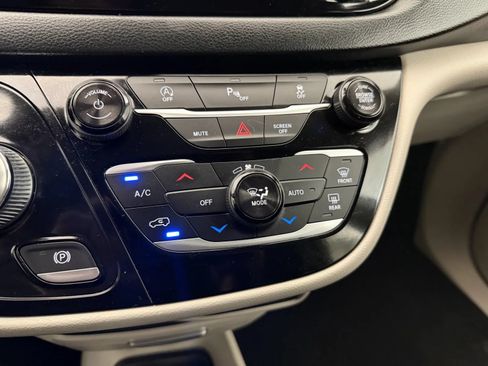 Used 2019 Chrysler Pacifica Touring-L FWD image 23