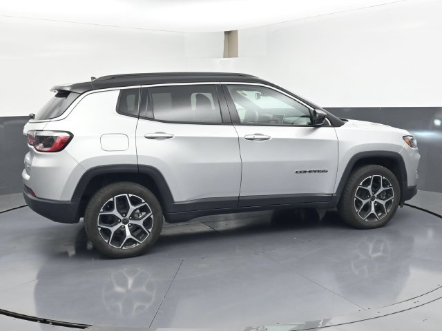 Used 2025 Jeep Compass Limited AWD/4WD image 3