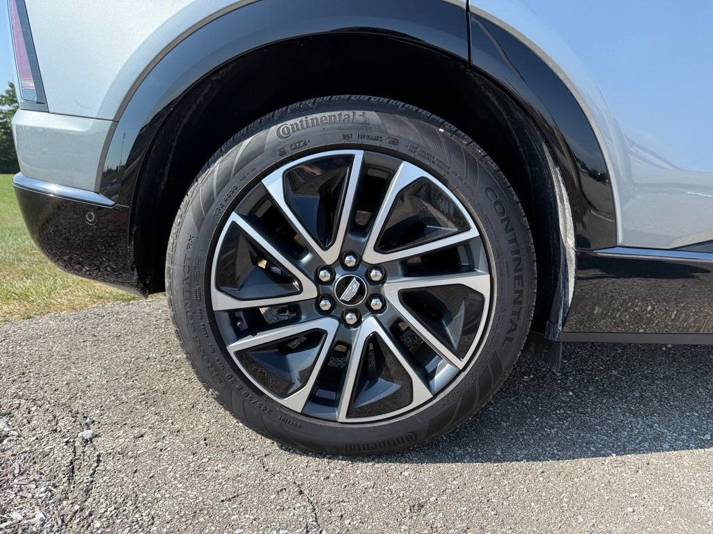Used 2025 Cadillac Optiq Sport 2 w/ LPO, Floor Liner Package AWD/4WD image 17
