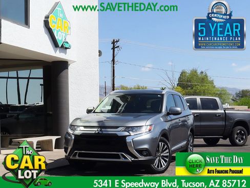 Used 2020 Mitsubishi Outlander SE image 1