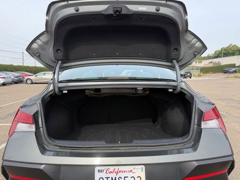 Used 2025 Hyundai Elantra Limited image 33