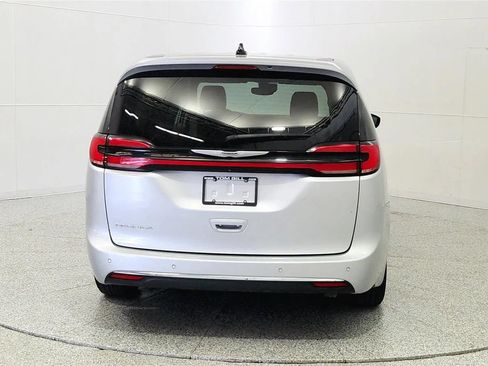 Used 2023 Chrysler Pacifica Touring-L FWD image 6