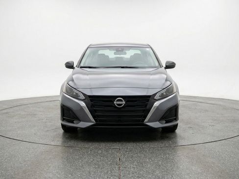 Used 2025 Nissan Altima 2.5 SV FWD image 2