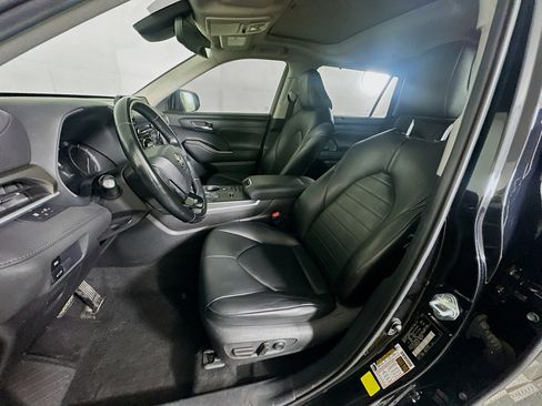 Used 2021 Toyota Highlander XLE FWD image 13