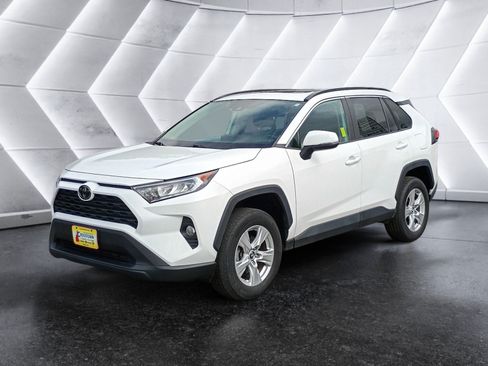 Used 2019 Toyota RAV4 XLE AWD/4WD image 2
