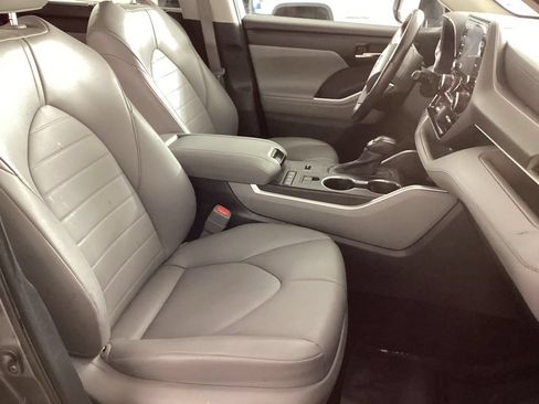 Used 2022 Toyota Highlander XLE AWD/4WD image 18