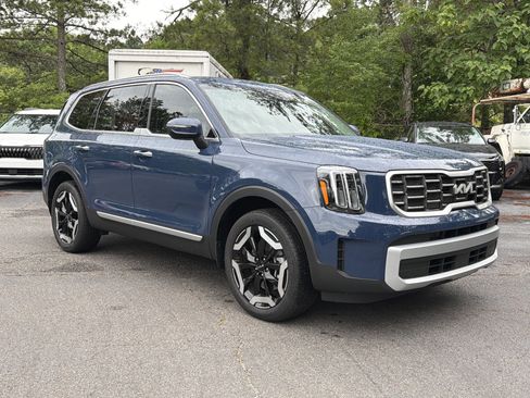Used 2025 Kia Telluride S FWD image 3