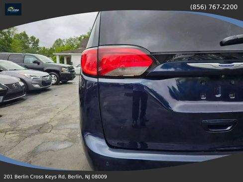 Used 2018 Chrysler Pacifica Touring-L image 11