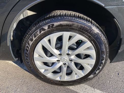 Used 2018 Toyota Corolla LE image 18