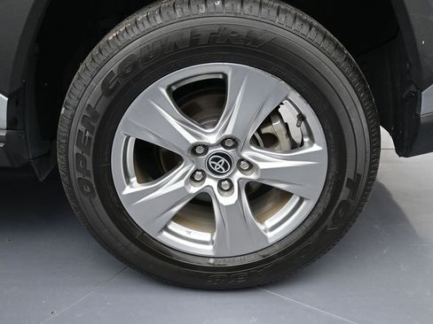 Used 2025 Toyota RAV4 XLE image 9