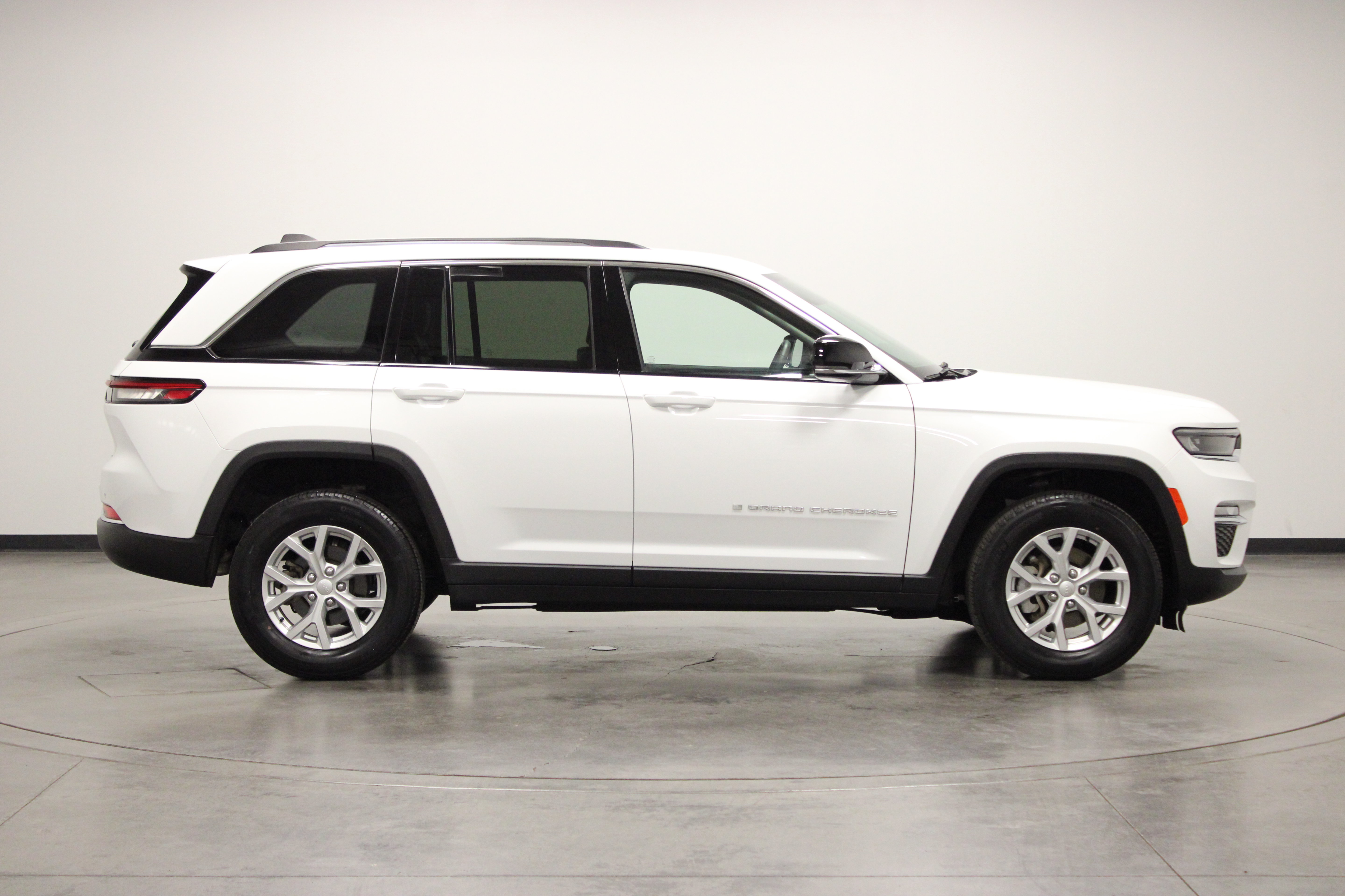 Used 2023 Jeep Grand Cherokee Limited AWD/4WD image 9