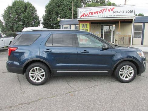 Used 2017 Ford Explorer XLT w/ Equipment Group 201A FWD image 3