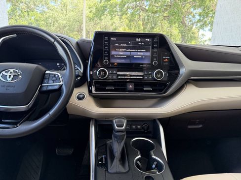 Used 2020 Toyota Highlander XLE FWD image 10