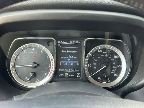 Used 2018 Nissan Titan SV w/ SV Convenience Package image 18