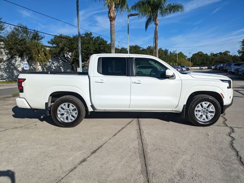 Used 2024 Nissan Frontier SV w/ SV Convenience Package image 3