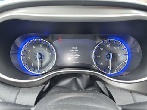 Used 2023 Chrysler Pacifica Touring-L image 11